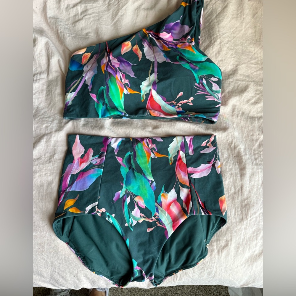 Size M bathing suit